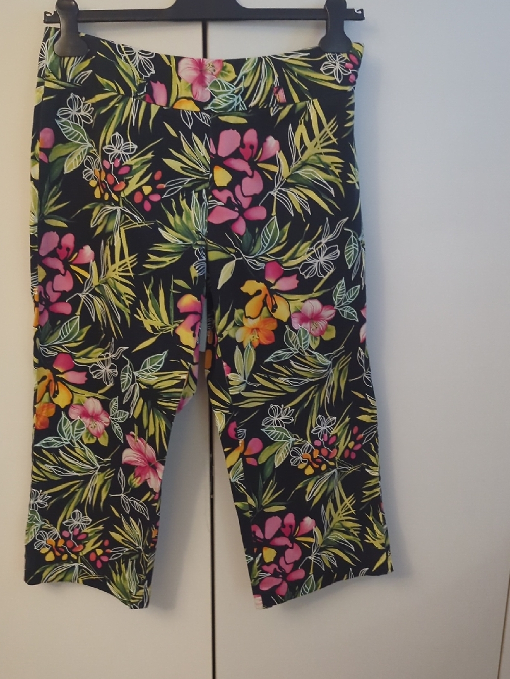 Women's Floral Tropical Capri Leggings - Black with Pink & Yellow Flowers Size M